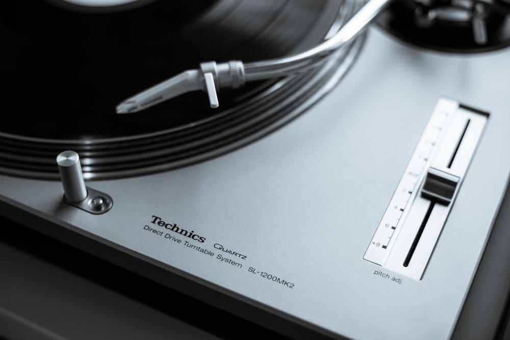 Technics Plattenspieler SL-1200MK2 mit Vinyl